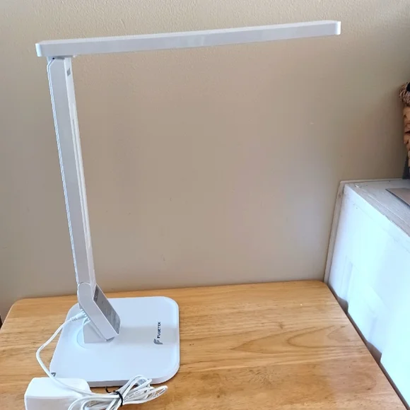 New Fugetek LED Table Desk Lamp with USB Charging Port 360°Adjustable - Picture 2 of 8